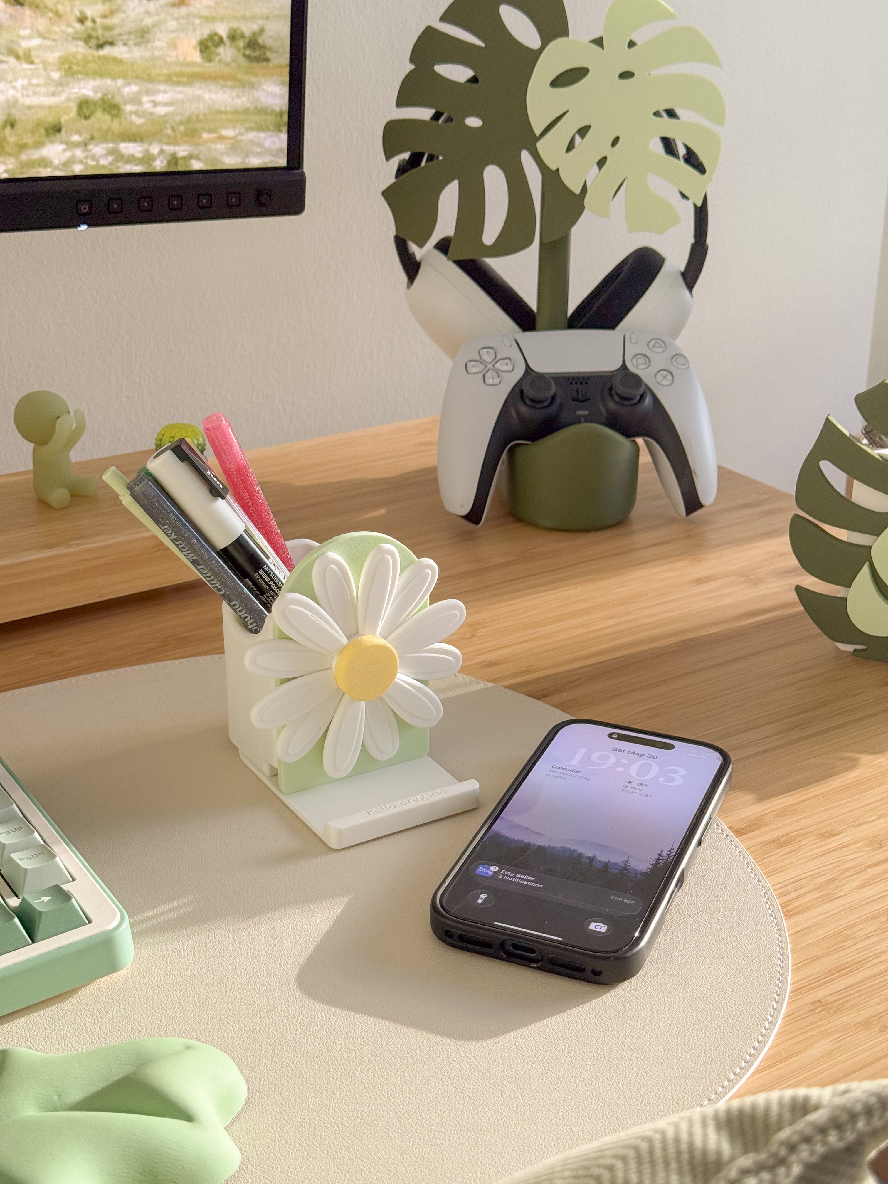Daisy | 3-in-1 Pen Pot, Controller Holder & Phone Stand