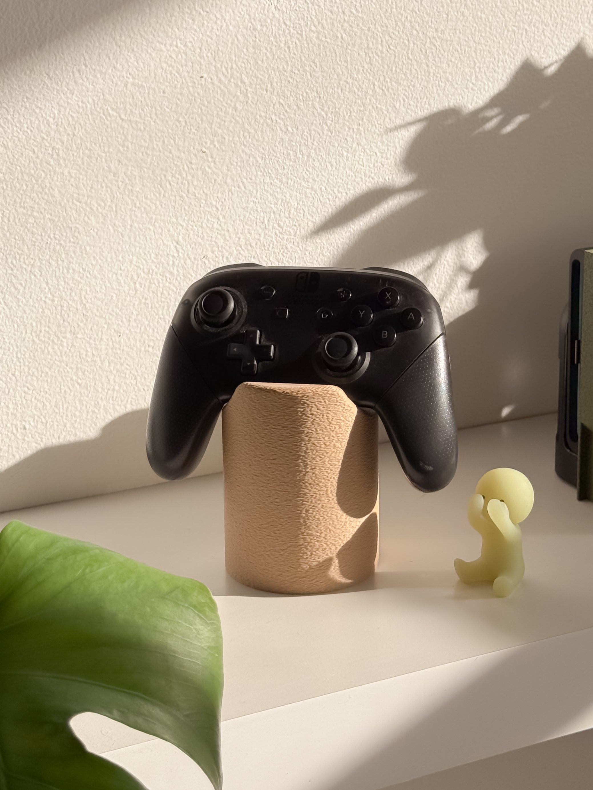 Minimalist Headphone & Controller Holder