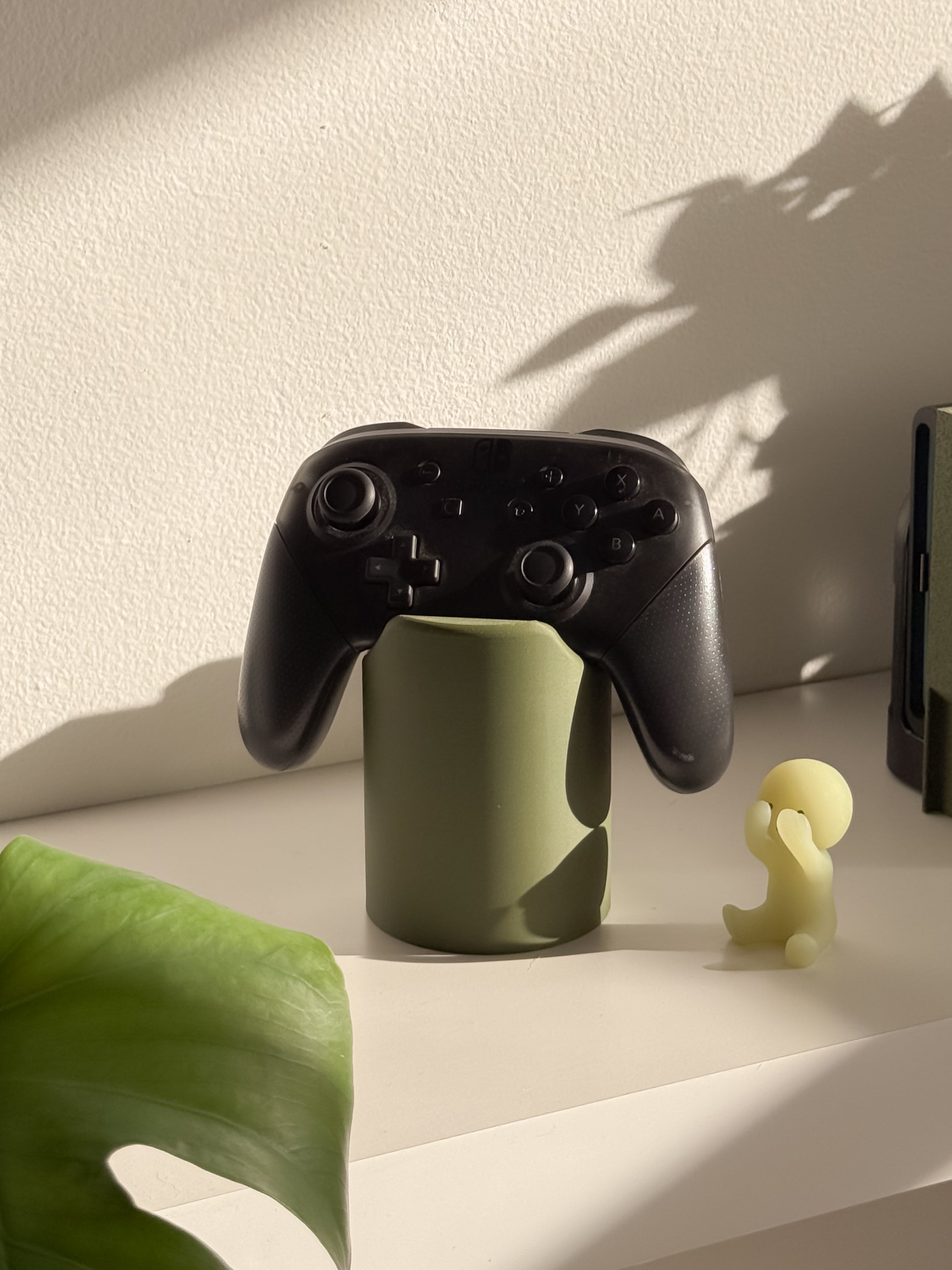 Minimalist Headphone & Controller Holder