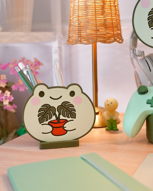 Monstera Frog | 3-in-1 Pen Pot, Controller Holder & Phone Stand | @thecozylittlejungle edition