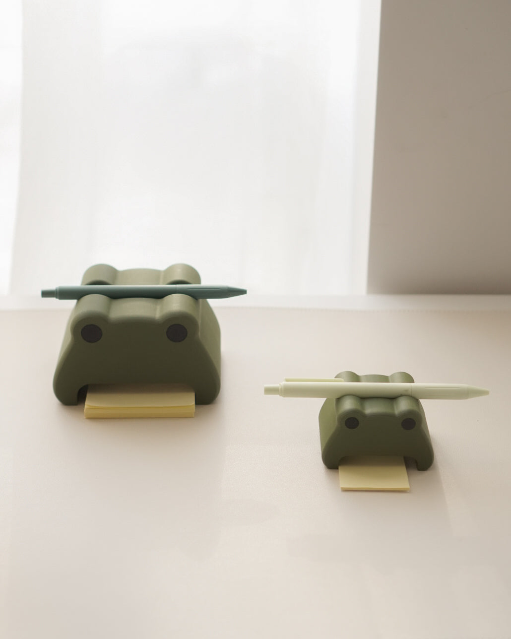 Frog Post and Pen Holder