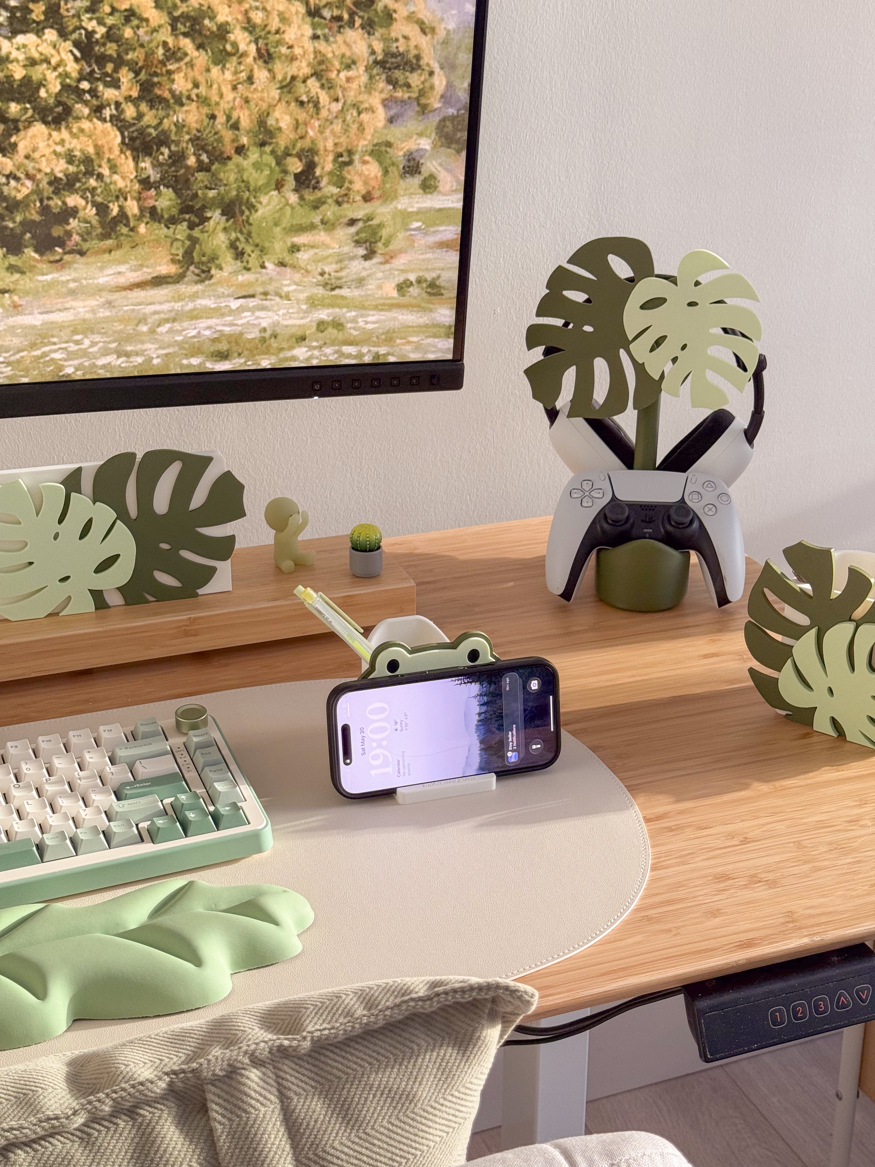 Daisy Frog | 3-in-1 Pen Pot, Controller Holder & Phone Stand